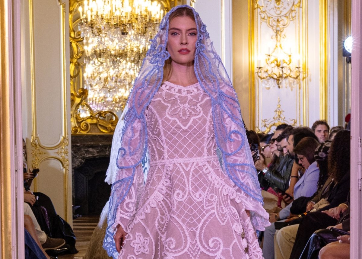 O estilista Ivanildo Nunes apresenta desfile com coleção-manifesto em Paris